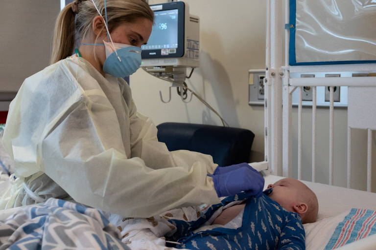 Médica atende recém-nascido de três meses com diagnóstico para Covid-19 no Hospital Infantil da Geórgia, nos Estados Unidos