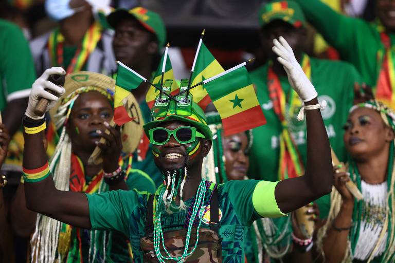 Torcedores do Senegal festejam nas arquibancadas antes da final contra o Egito pela Copa Africana de Nações, neste domingo (6)