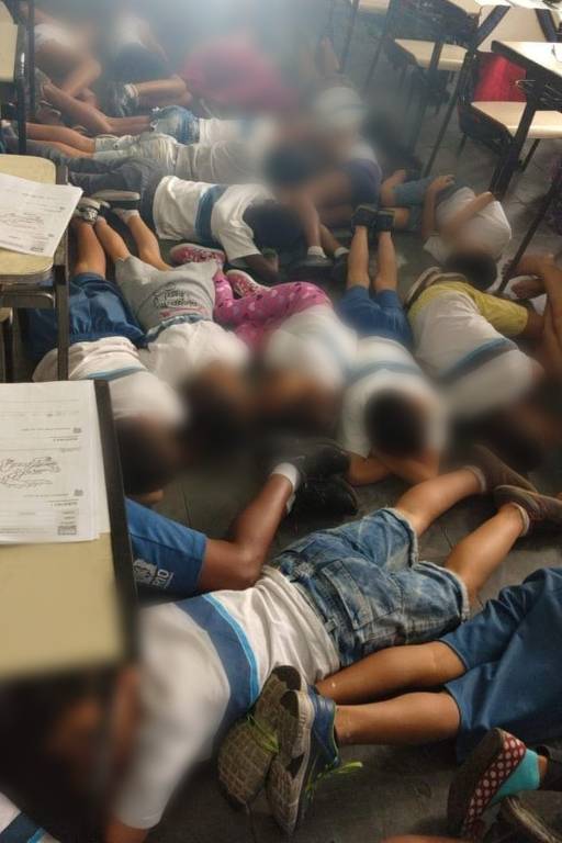 Alunos de escola municipal se jogam no chão para se proteger dos tiros em Manguinhos, Zona Norte do Rio, em 2019