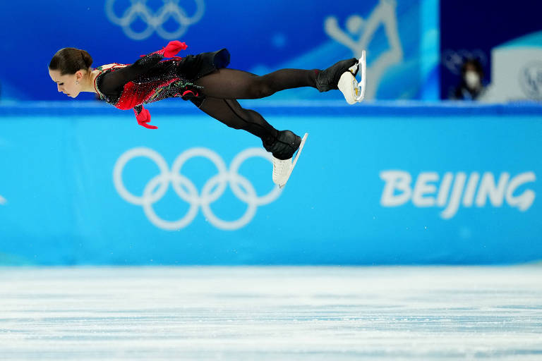 A patinadora russa Kamila Valieva salta durante os Jogos Olímpicos de Pequim-2022