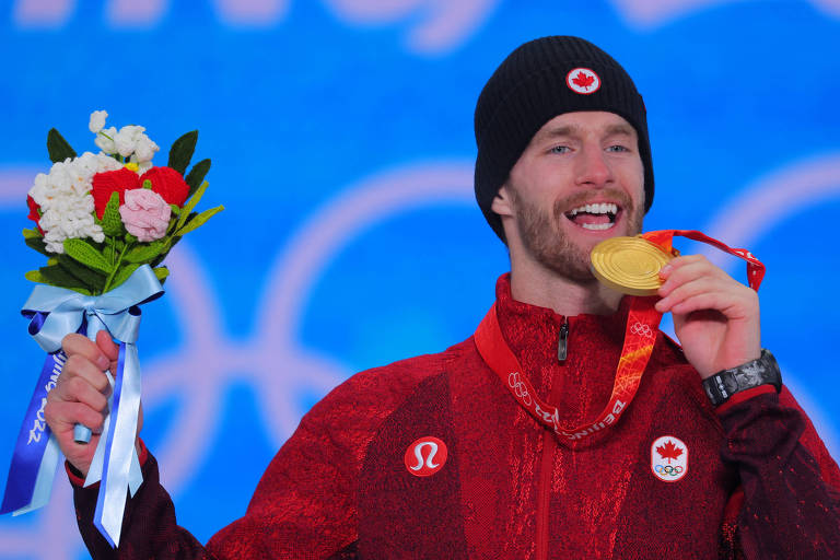 Max Parrot, do Canadá, com a medalha de ouro no snowboard slopestyle