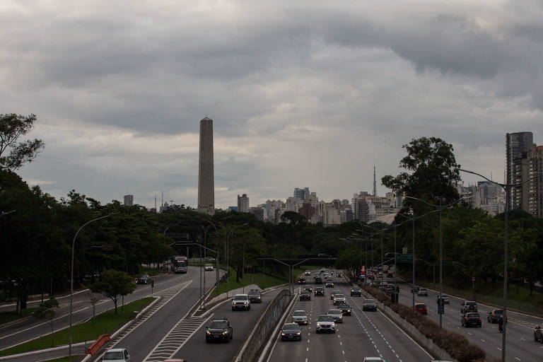 Céu com nuvens carregadas visto da passarela Ciccillo Matarazzo, no entorno do parque Ibirapuera