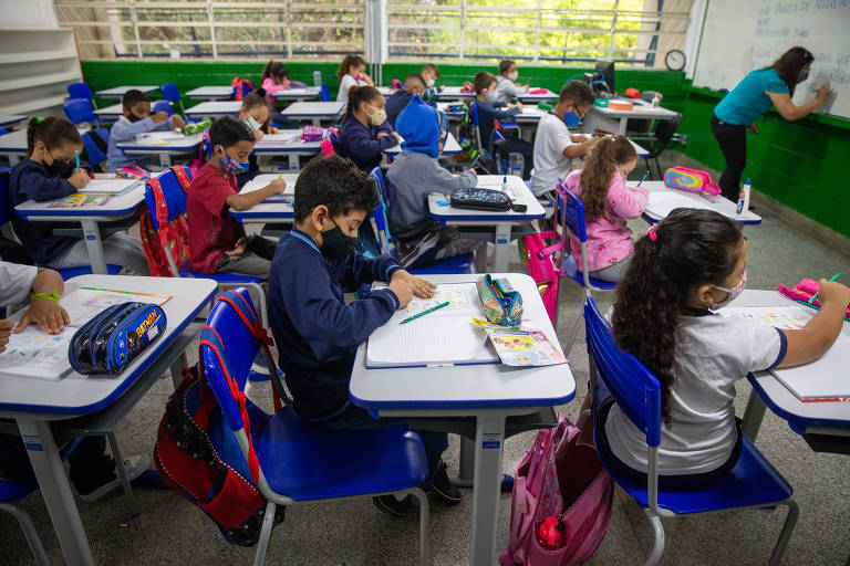 Em sala de aula, estudantes participam de um bate-papo em inglês