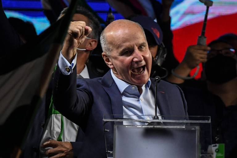 Primeiro colocado na eleição da Costa Rica, José María Figueres comemora após fechamento das urnas
