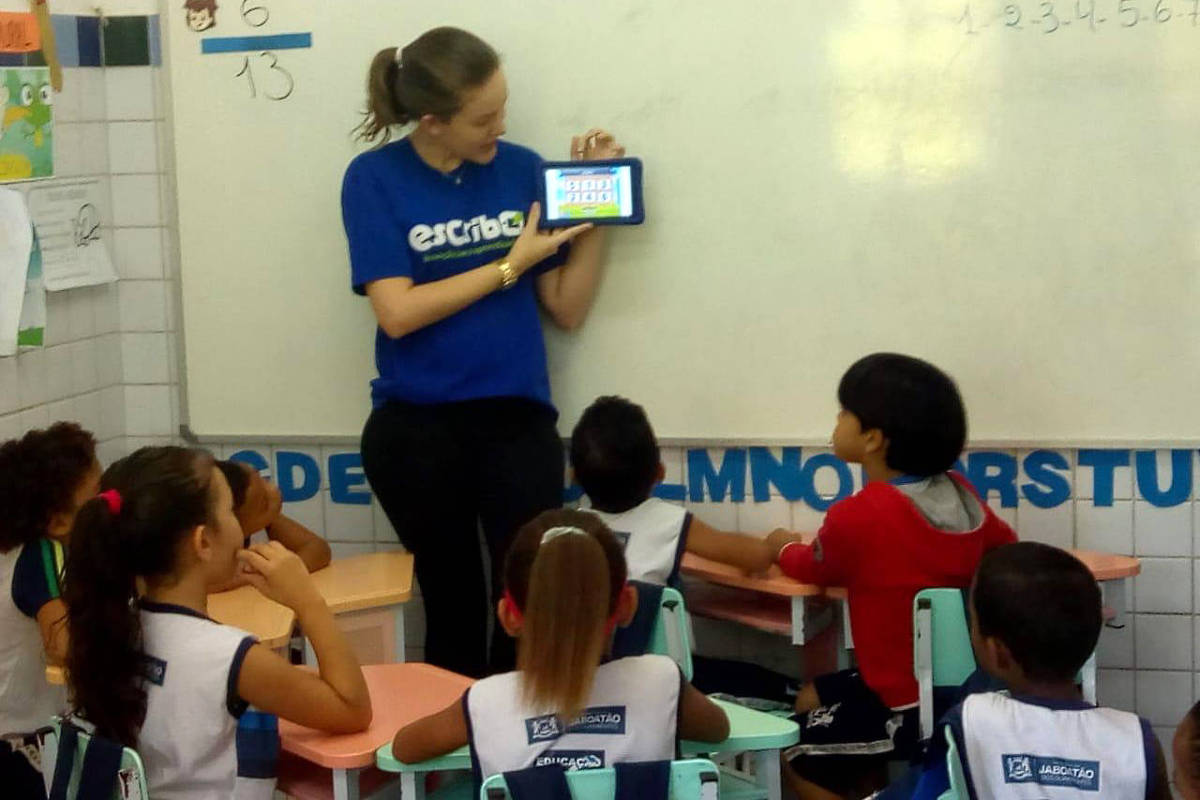 Professor e alunas do Piauí criam jogos para ensinar crianças como