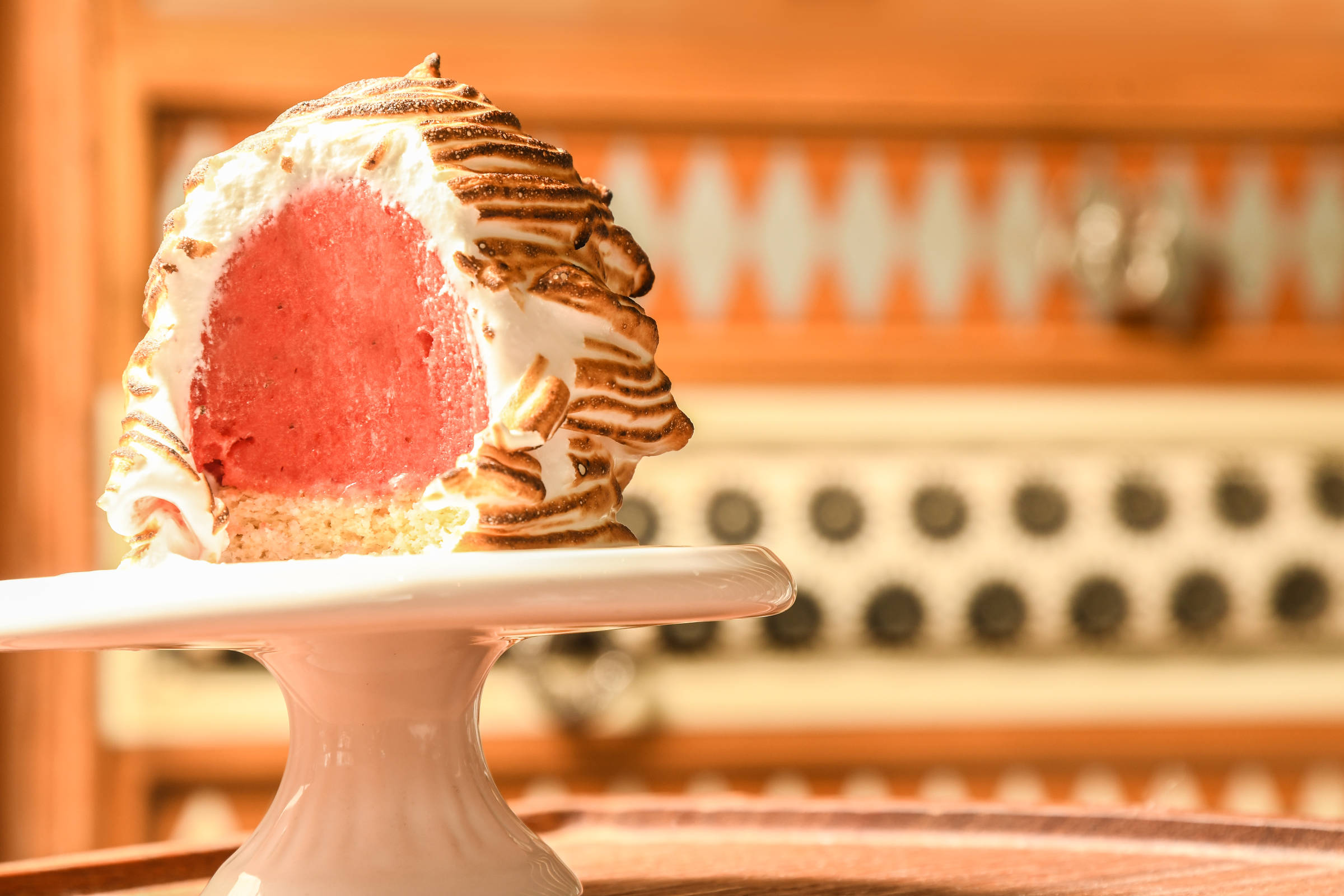 Gelado de morango e merengue em taças crocantes de coco