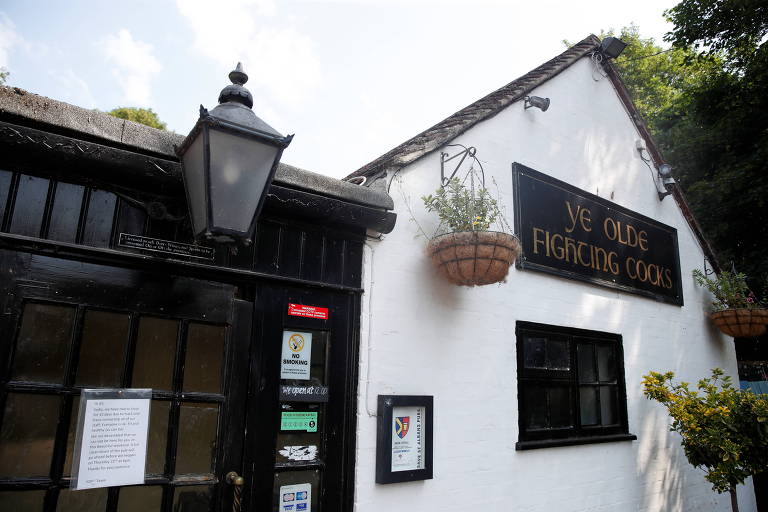 Fachada do Ye Olde Fighting Cocks', pub em St Albans, na Inglaterra