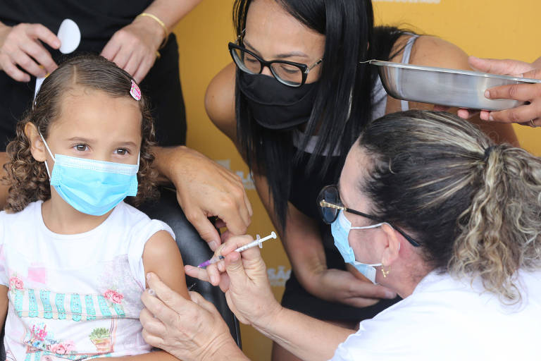 Karen Costa, 5, é imunizada no Dia C de Vacinação das crianças de 5 a 11 anos em São Paulo