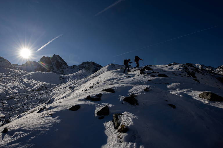Pesquisadorse caminham em área de neve, na Áustria 