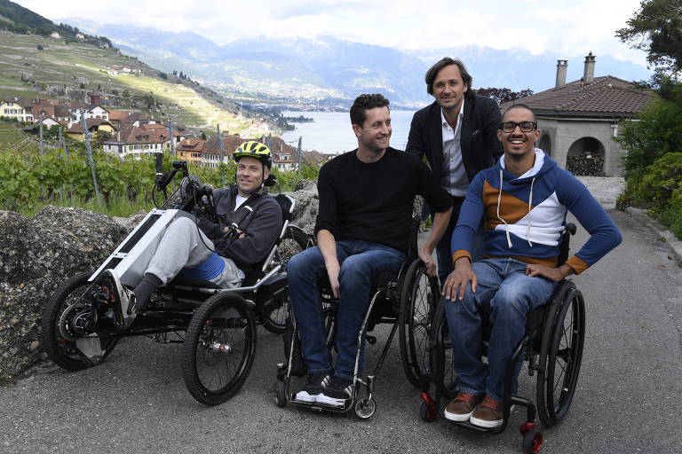 O médico suíço Grégoire Courtine em 2018 com os três pacientes paraplégicos tratados com estimulação elétrica na medula espinhal, o que fez com que eles voltassem a andar