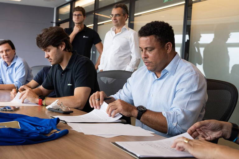 Ronaldo na ocasião da assinatura para a compra da SAF do Cruzeiro