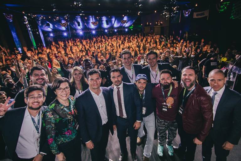 O presidenciável Sergio Moro com integrantes do MBL durante congresso do grupo
