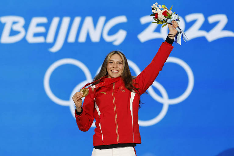 Eileen Gu comemora no pódio com a medalha de ouro dos Jogos Olímpicos de Pequim-2022