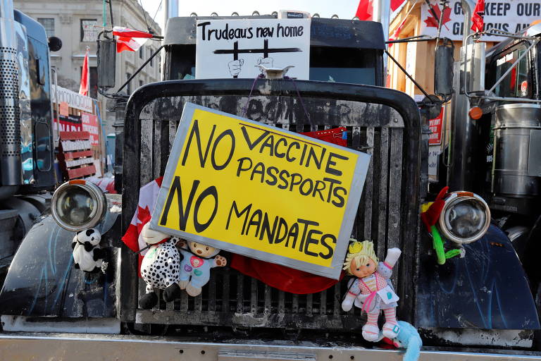 Caminhão com cartazes antivacina durante protesto em Ottawa, no Canadá
