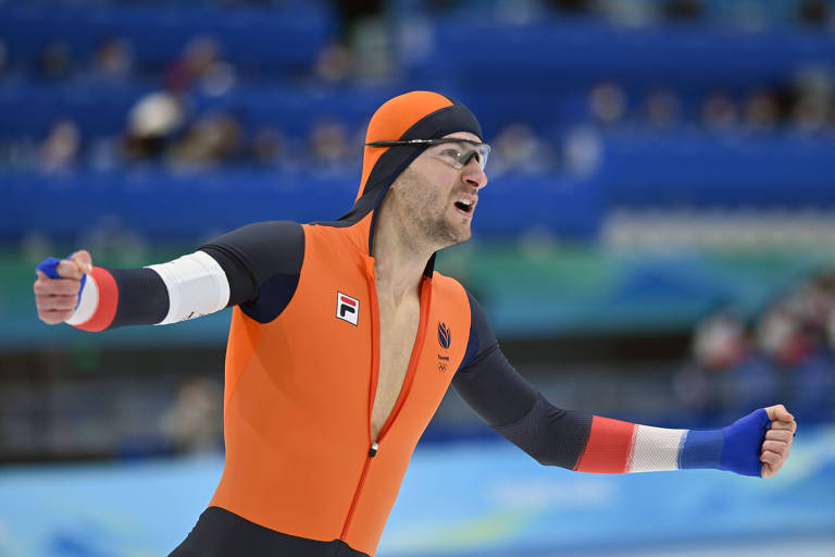 Kjeld Nuis, da Holanda, estabelece o novo recorde olímpico na patinação de velocidade