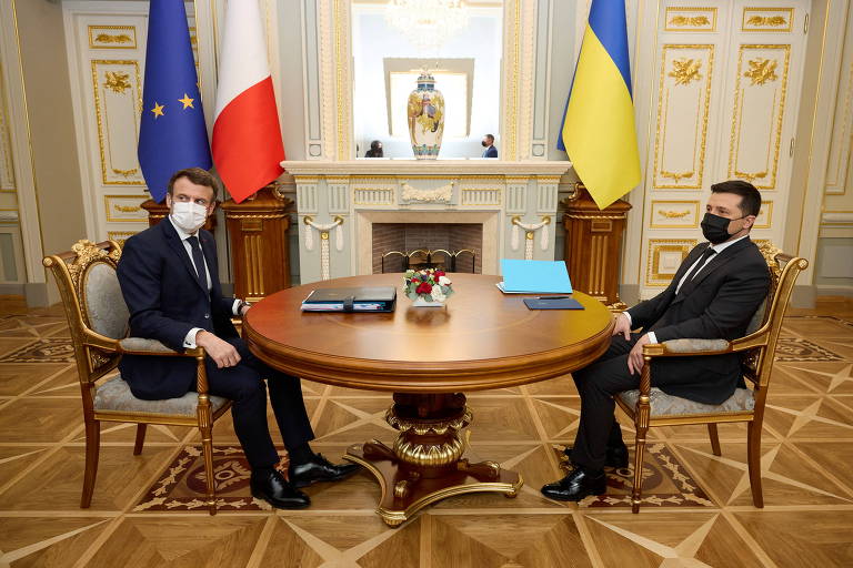 Macron (esq.) e Volodimir Zelenski durante encontro dos presidentes na sede do governo em Kiev
