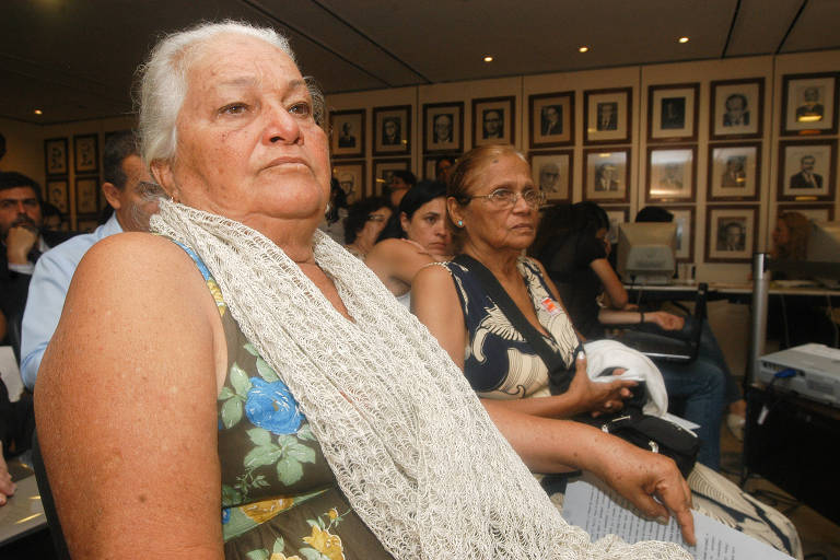 Altamira Rodrigues Sobral, conhecida como Maria Prestes, durante reunião sobre anistia e indenização a familiares dos políticos já mortos
