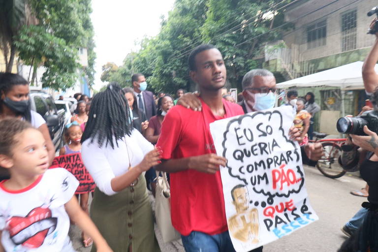 Yago Corrêa anda com cartaz de protesto após sua soltura
