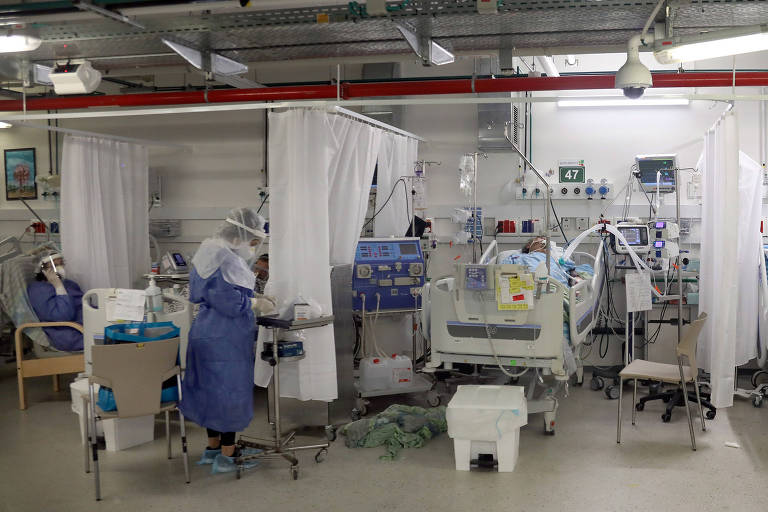 Profissionais de saúde trabalhando em ala de Covid em hospital