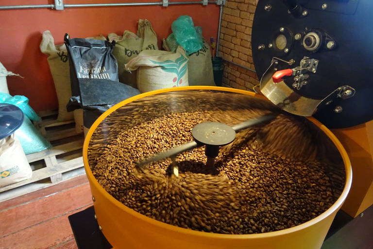 Máquina faz torra de grãos de café
