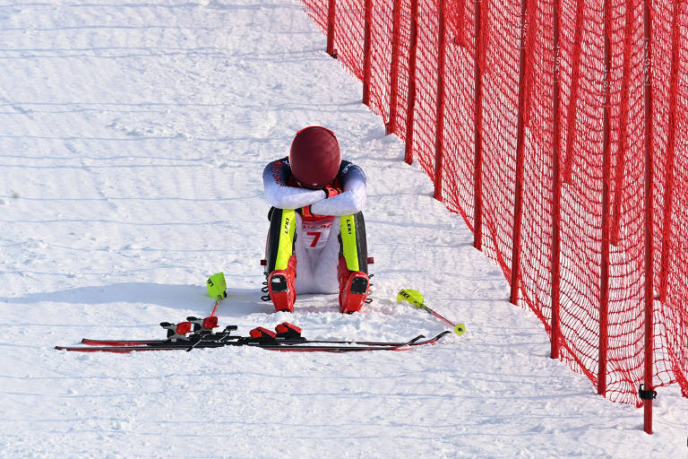 Mikaela Shiffrin lamenta a eliminação no slalom em Pequim-2022