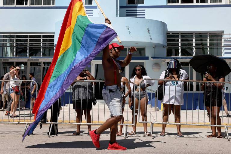 Homem participa de Parada do Orgulho LGBT em Miami, na Flórida