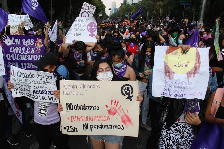 Manifestantes no Dia Internacional pela Eliminação da Violência contra a Mulher, na Cidade do México 
