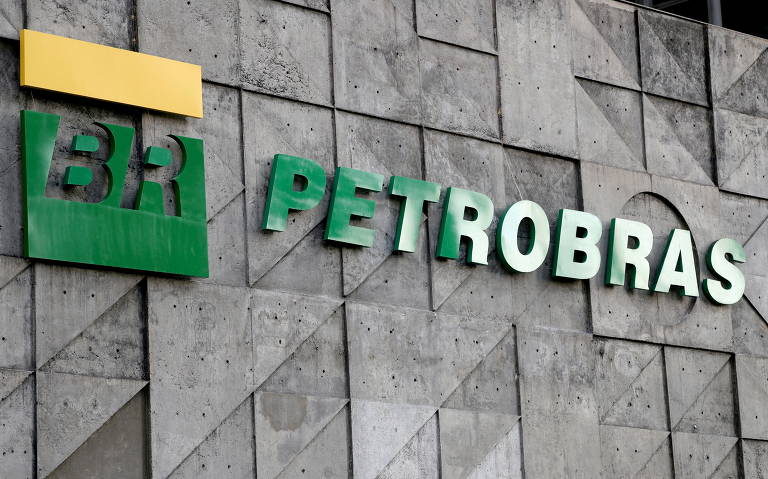 Logo da Petrobras no prédio da empresa, no Rio de Janeiro