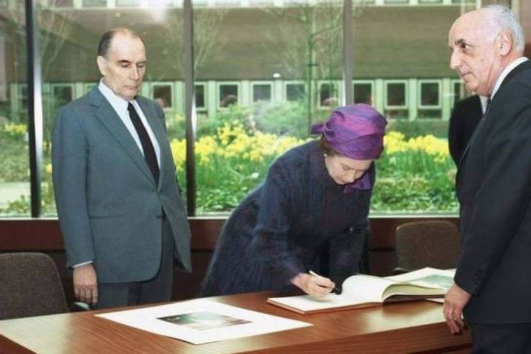 O presidente francês François Mitterrand e a rainha Elizabeth 2ª em uma sala