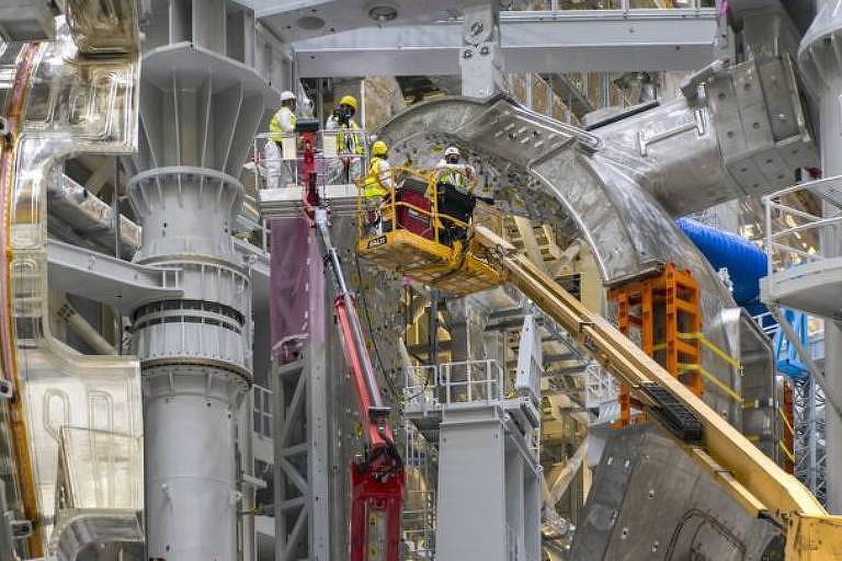 Pessoas trabalham na construção do reator ITER