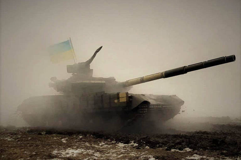 Tanque ucraniano durante exercício militar na região de Dnipropetrovsk
