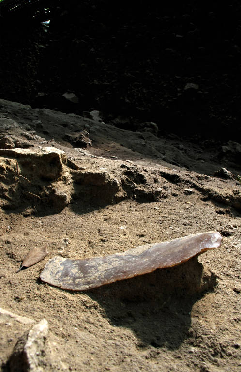 Veja imagens de objetos encontrados na gruta Mandrin, na França