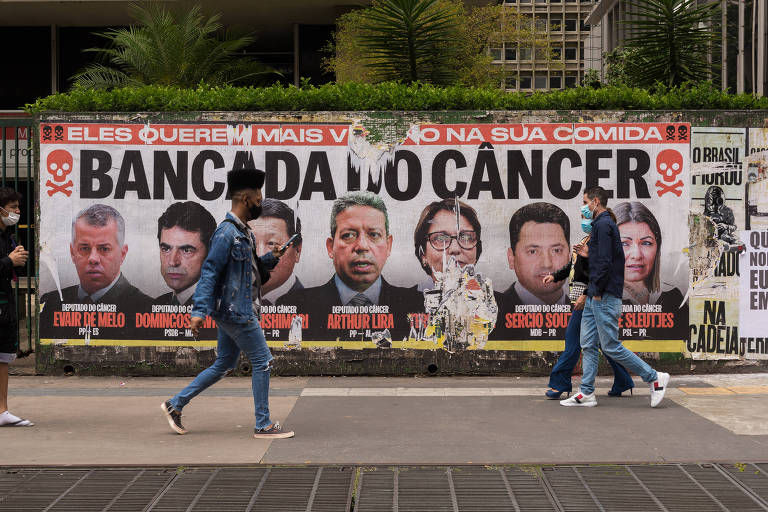 Cartazes foram colados em São Paulo e em Brasília com imagens de deputados que apoiam o chamado PL do veneno, que facilita registro de agrotóxicos no Brasil. Intervenção na Avenida Paulista próximo à rua Augusta