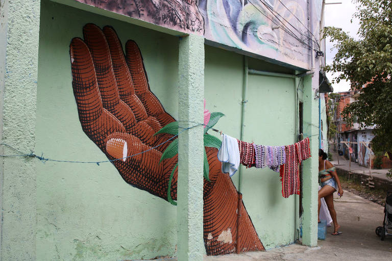 Muros da Vila Flávia ganham cor com o projeto Favela Galeria; veja imagens