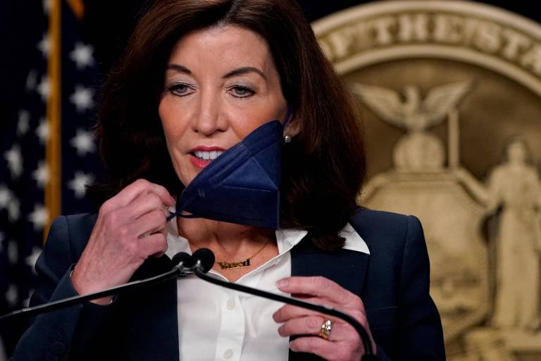 Governadora do estado de Nova York, Kathy Hochul, remove sua máscara, durante entrevista coletiva sobre a expiração da obrigatoriedade de máscara no estado, em Nova York