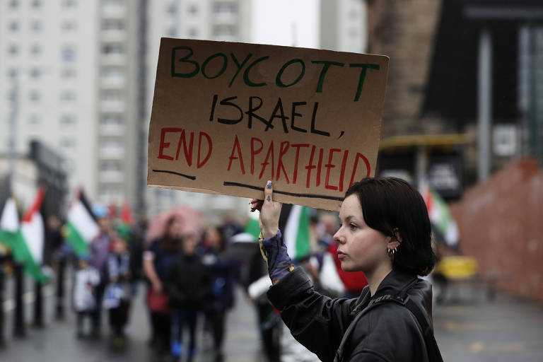 Mulher protesta contra jogo entre Israel e Escócia realizado em Glasgow