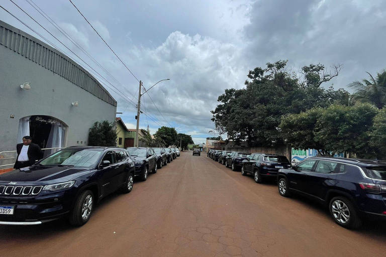 Prefeito presenteia netos com 15 carros de luxo em Goiás