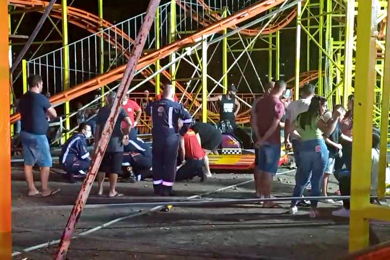 Carrinho de montanha-russa que se desprendeu em um parque de diversões em Imbé, litoral norte do Rio Grande do Sul, na noite de terça-feira (8)