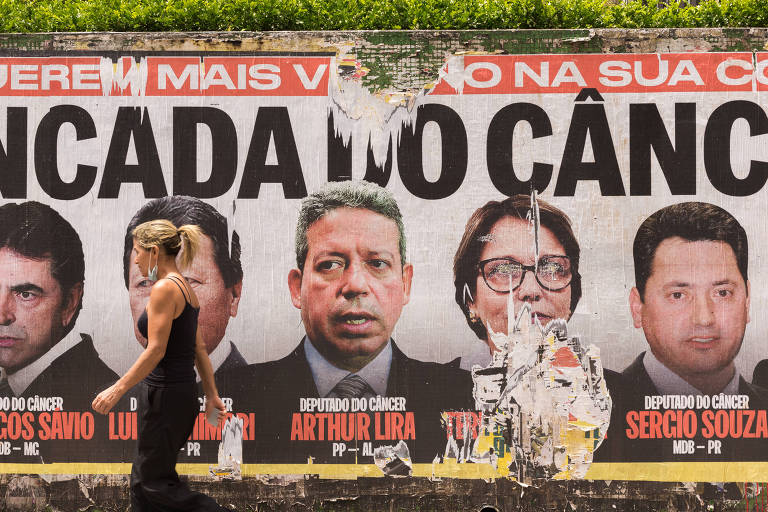 Cartazes colados em São Paulo e em Brasília 