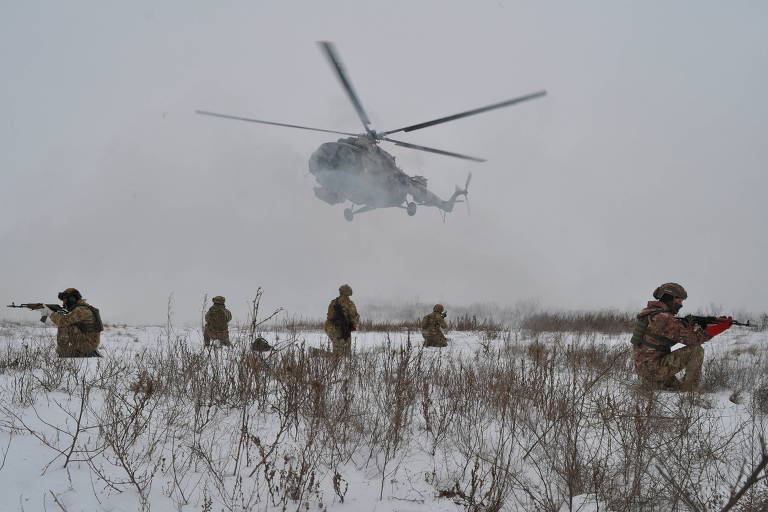Militares ucranianos apoiados por helicóptero de transporte em treinamento na região de Kherson