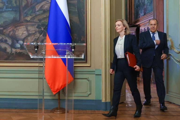 Chanceleres Truss e Lavrov chegam para entrevista coletiva após reunião em Moscou
