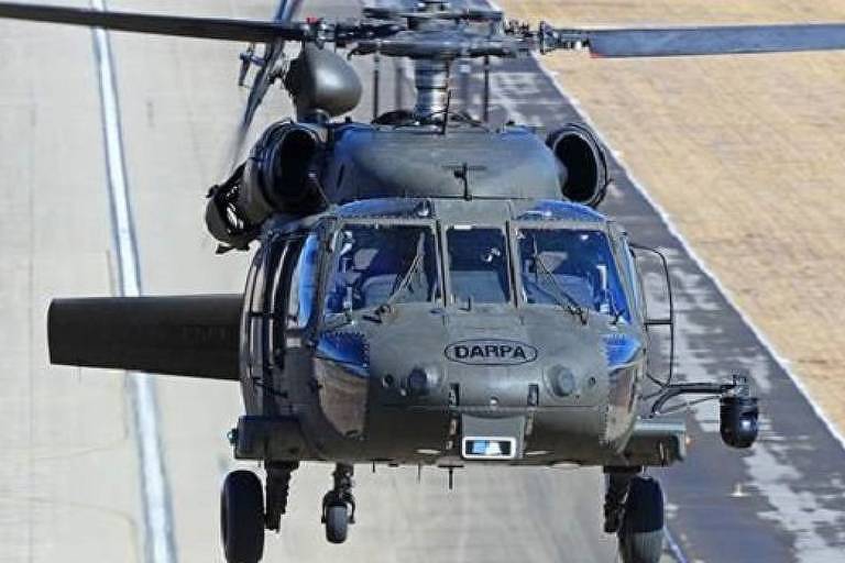 O helicóptero Black Hawk UH-60A durante voo sem piloto
