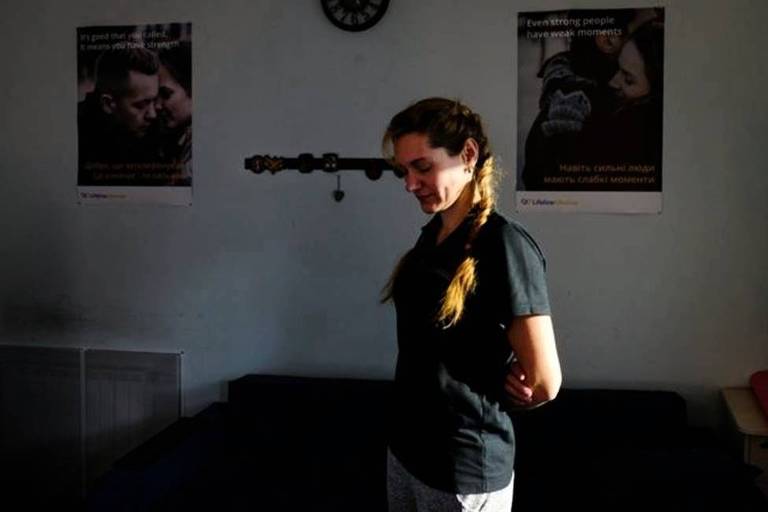 Svetlana atende a ligações em linha de prevenção ao suicídio: 'O que ajudou um combatente a lidar com as coisas antes da guerra irá ajudá-lo a lidar com o futuro'