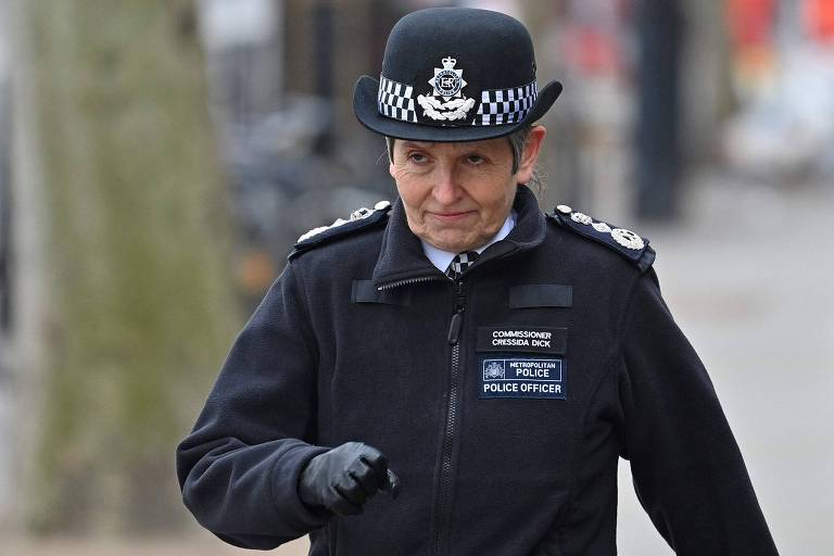 Chefe da Scotland Yard renuncia por escândalo de condutas impróprias de policiais
