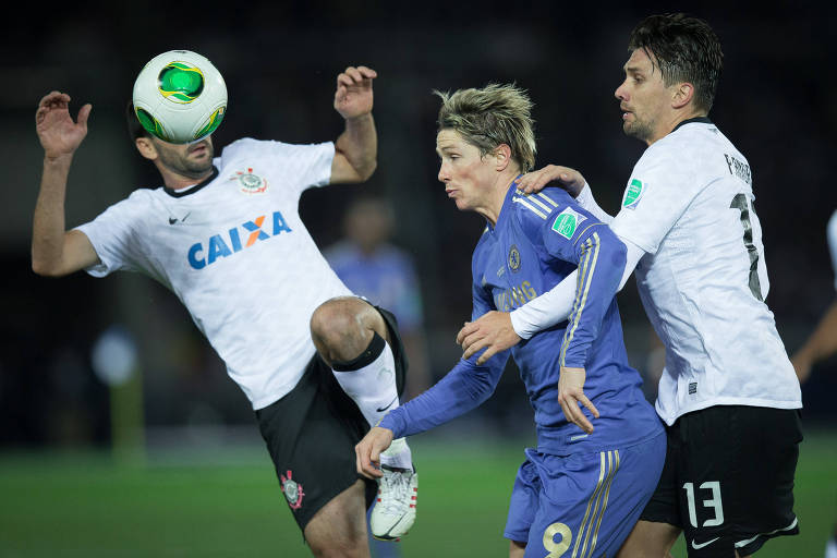 Fernando Torres, Danilo e Paulo André disputam a bola na final do Mundial de 2012, no Japão