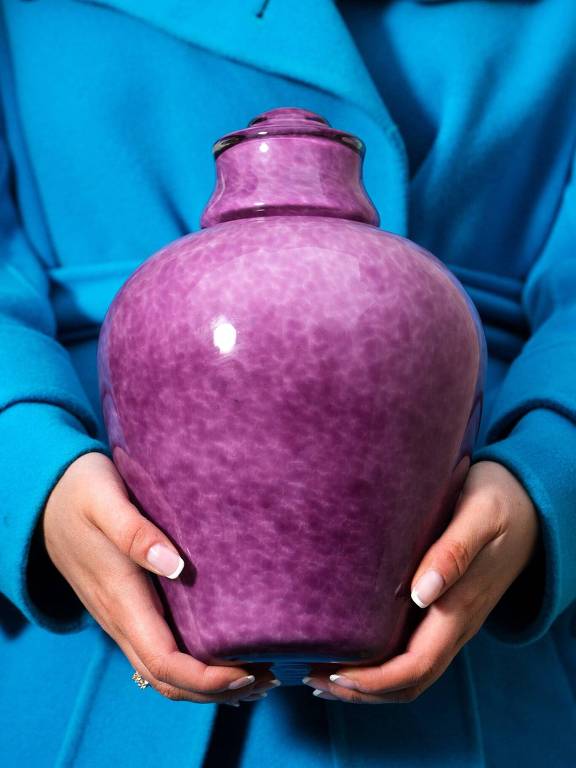 Mallory Greene, fundadora da startup Eirene, segura uma urna para cremação