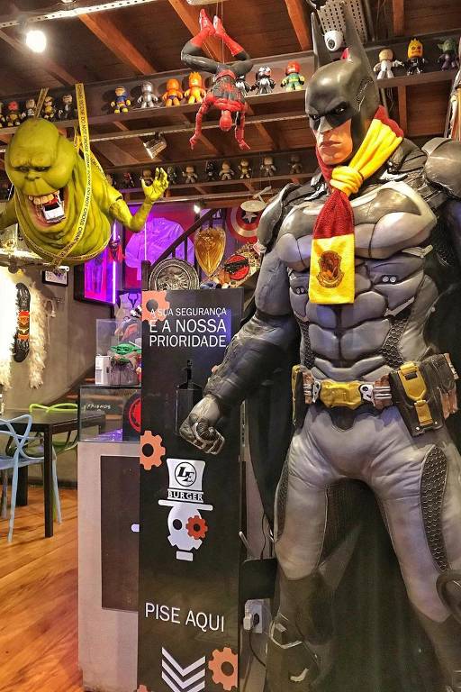 Conheça a L.E. Burger, hamburgueria geek em SP com coleção de brinquedos e  super-heróis - 14/02/2022 - Restaurantes - Guia Folha