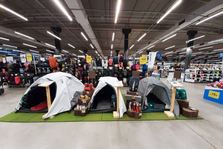 Em primeiro plano, barracas de acampamento da loja Decathlon