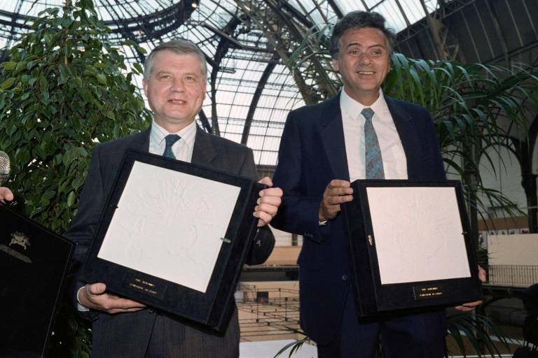 Luc Montagnier (à esq.) e o virologista Jean-Claude Chermann posam com o Prêmio Nobel, que ganharam em 1987, no Grand Palais em Paris (FRA)