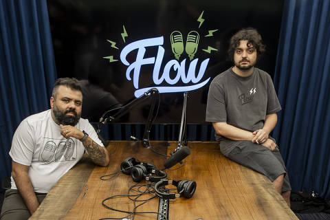 SÃO PAULO - SP - BRASIL - 05.11.2021 - 19h00: PODCAST FLOW. Retrato de Monark (camiseta cinza) e Igor 3k, criadores do podcast Flow. (Foto: Adriano Vizoni/Folhapress, MONICA BERGAMO) *** EXCLUSIVO FSP ***